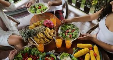 热带水果菜肴和沙拉顶角景观人群一起食用健康素食